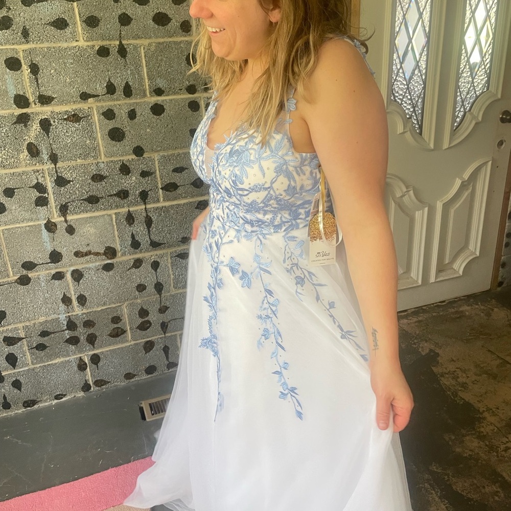 Wedding/Prom Dress - Picture 2 of 3